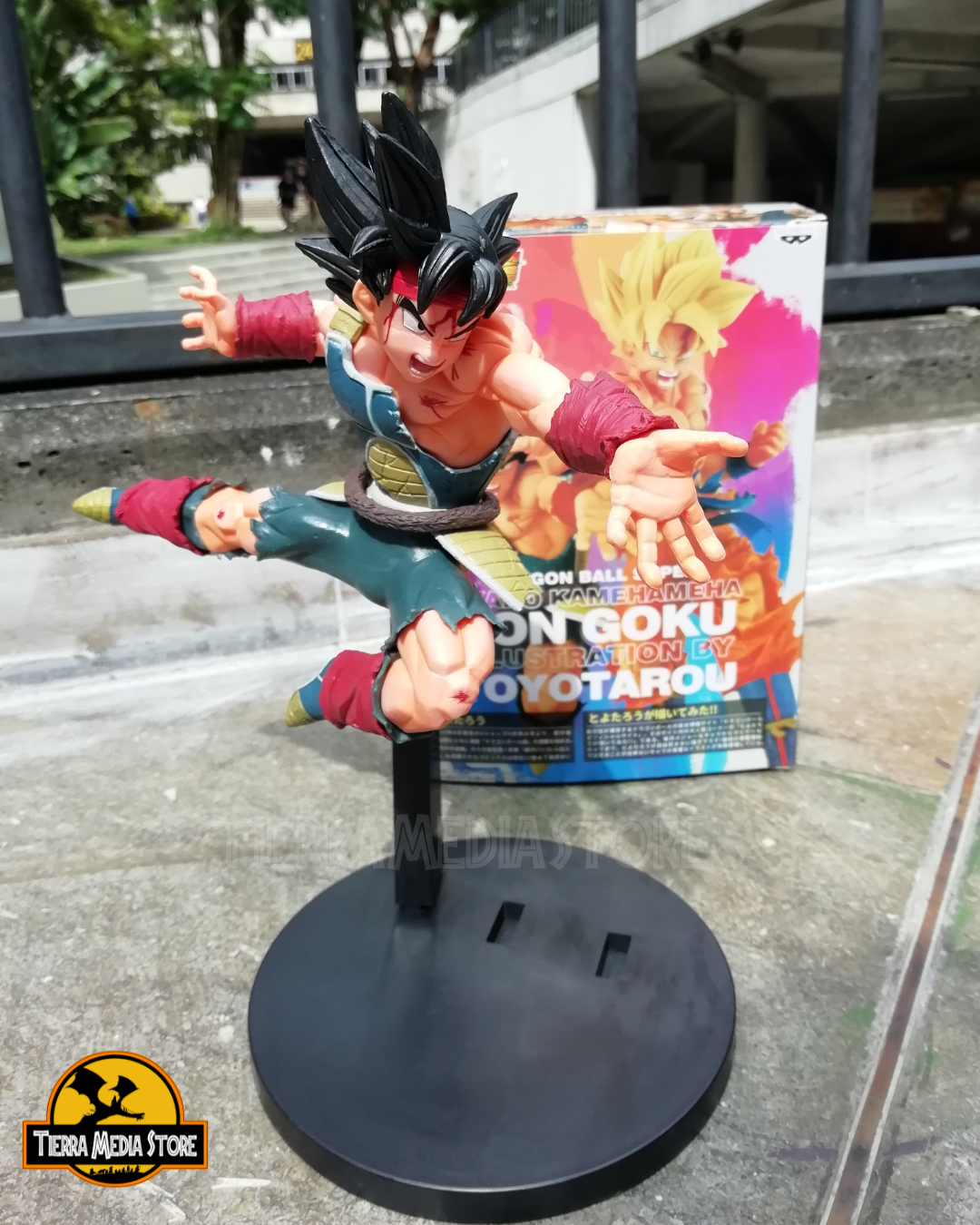 Figura Bardock patada